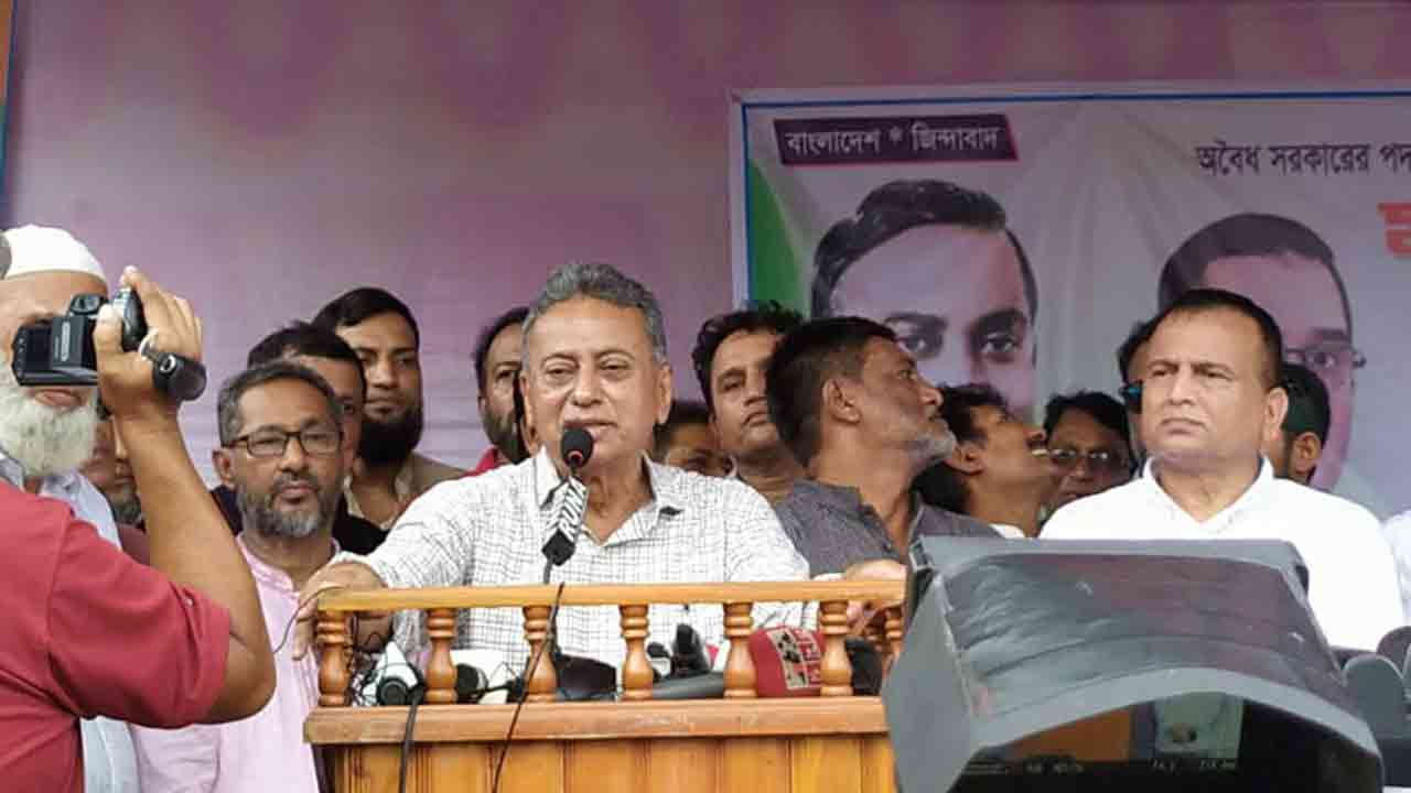 রোডমার্চের পথসভায় বক্তব্য দেন আমীর খসরু মাহমুদ চৌধুরী