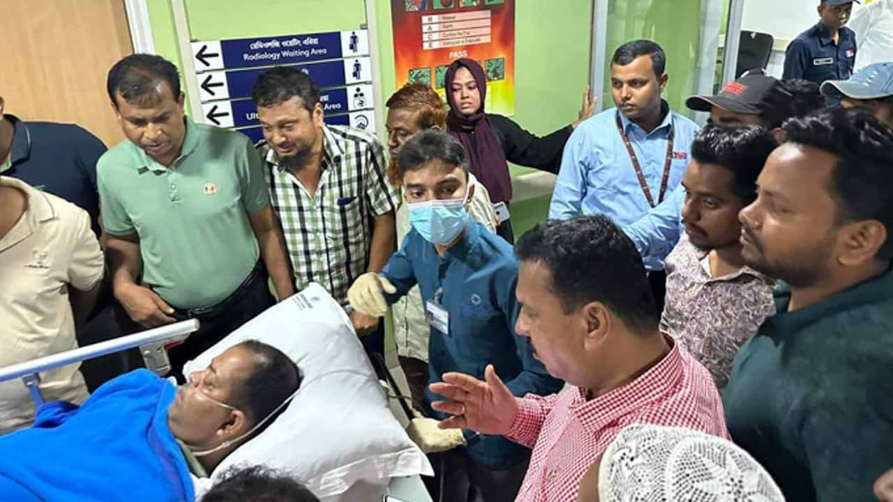 থানা আ.লীগের শ্রম বিষয়ক সম্পাদক দেলোয়ার হোসেনকে দেখতে হাসপাতালে এমপি নজরুল ইসলাম বাবু