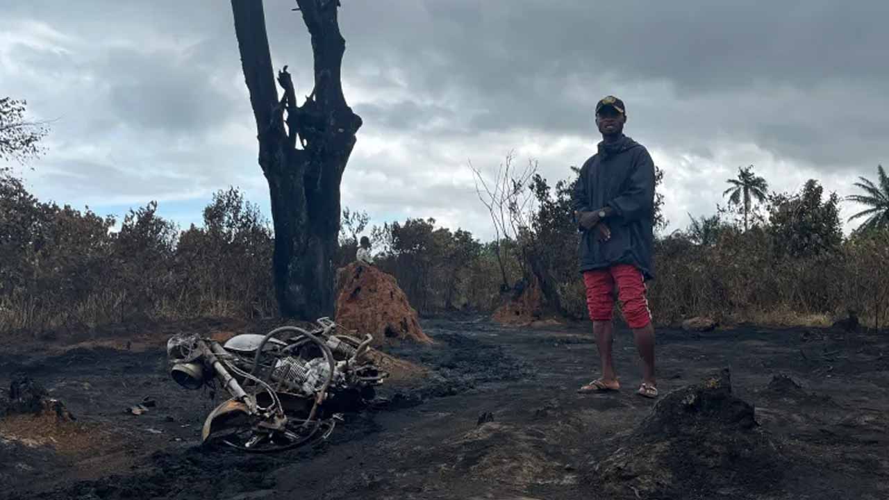 অবৈধ শোধনাগার বিস্ফোরণের স্থানে একজন ব্যক্তি দাঁড়িয়ে আছে। ছবি-আল জাজিরা
