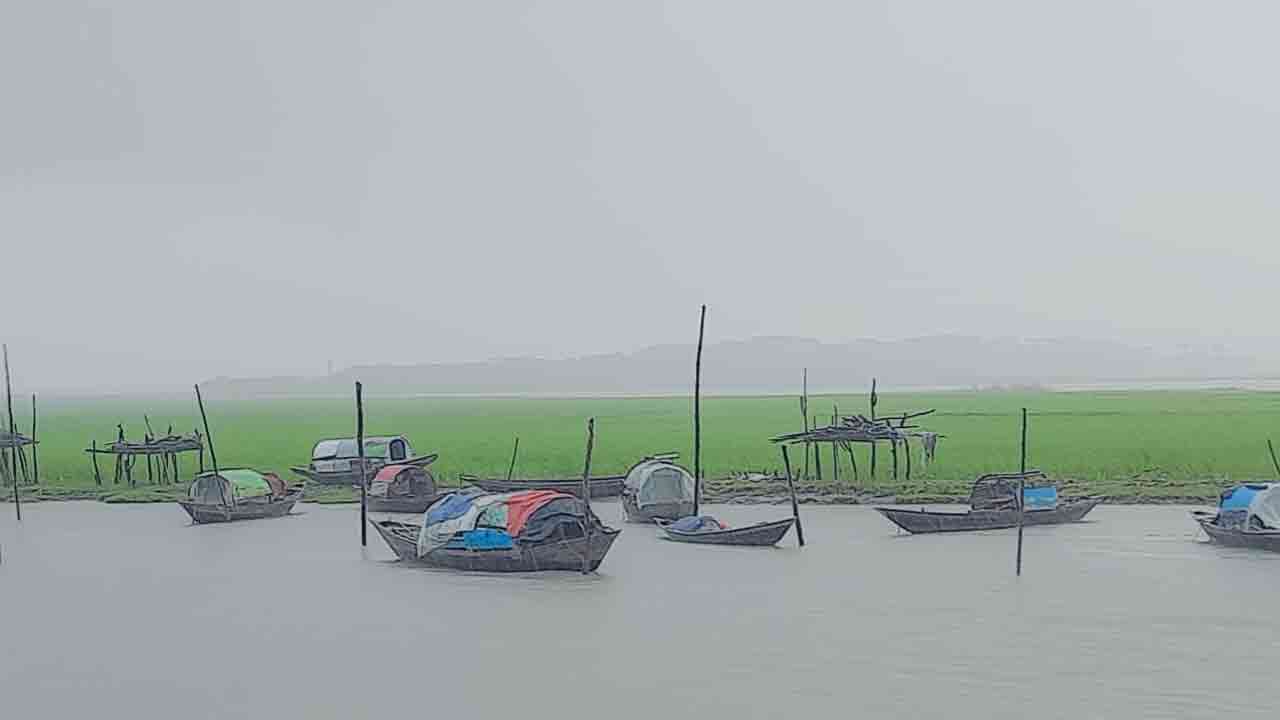 উপকূলীয় এলাকায় থেমে থেমে মাঝারী থেকে ভারী বৃষ্টিপাত অব্যাহত রয়েছে