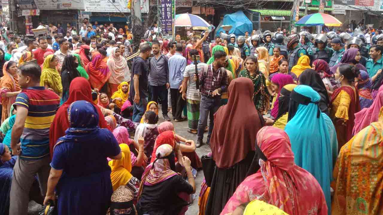 শেওড়াপাড়া সড়কে আজও শ্রমিকরা