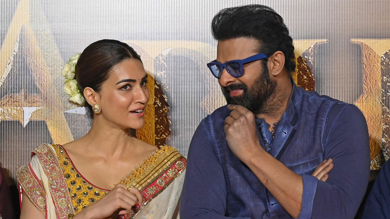 প্রভাসের সঙ্গে প্রেম ভেঙেছে কৃতির