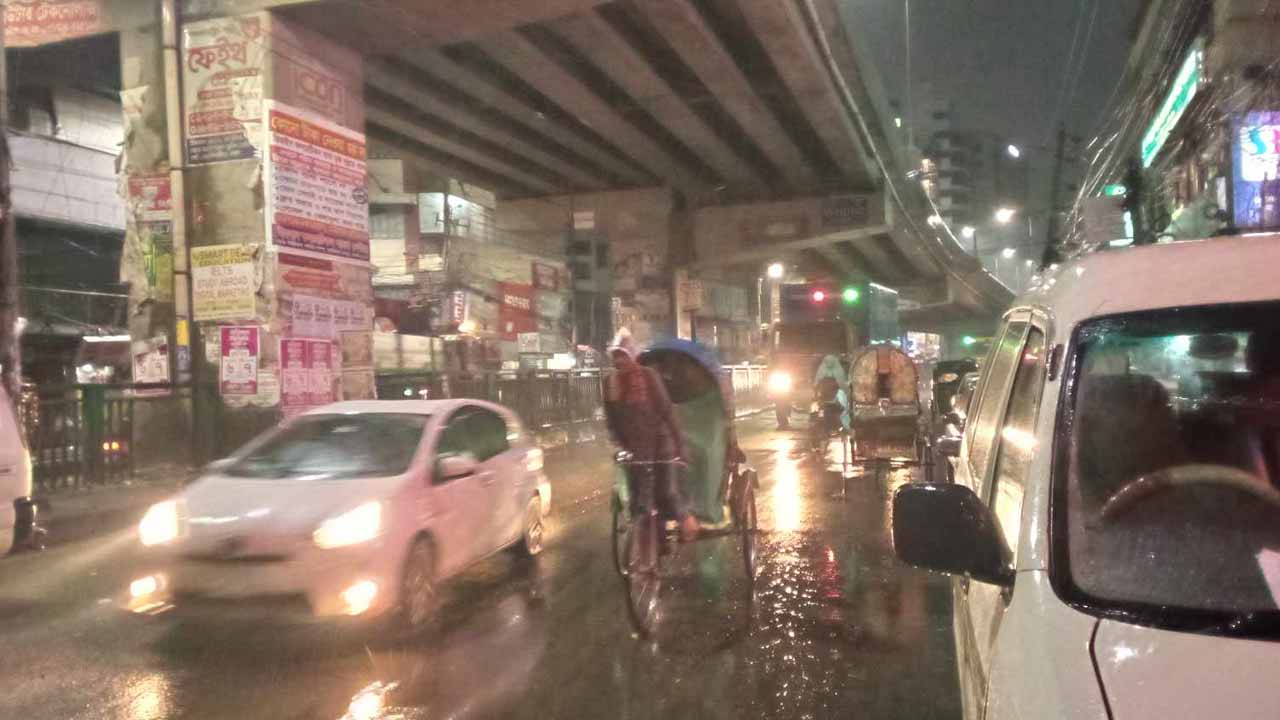 শুক্রবার রাত সাড়ে ১০টায় মালিবাগ থেকে ছবিটি তুলেছেন রুহুল আমিন।