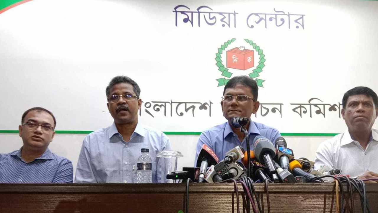 কথা বলছেন নির্বাচন কমিশনের (ইসি) অতিরিক্ত সচিব অশোক কুমার দেবনাথ।