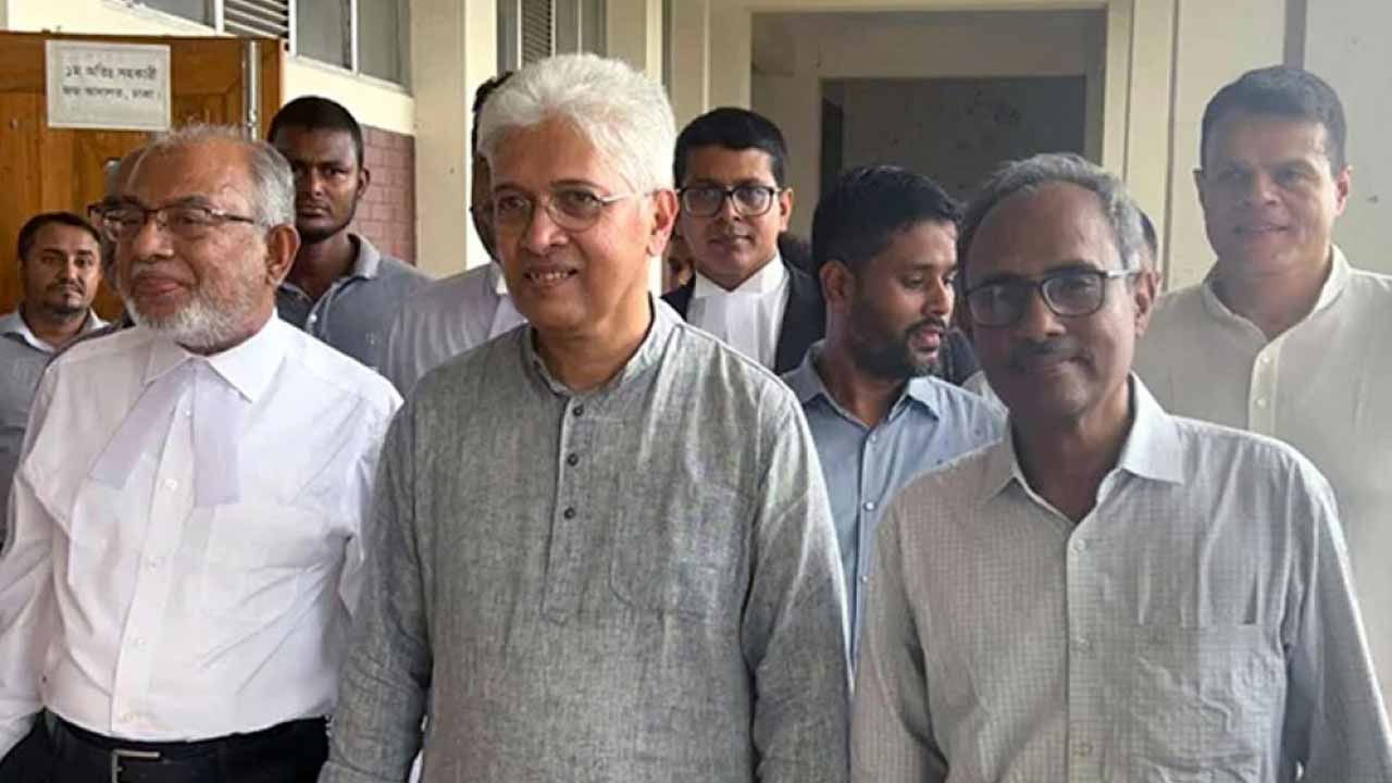 আদালত চত্বরে আদিলুর রহমান খান ও এ এস এম নাসির উদ্দিন এলান (ফাইল ছবি)