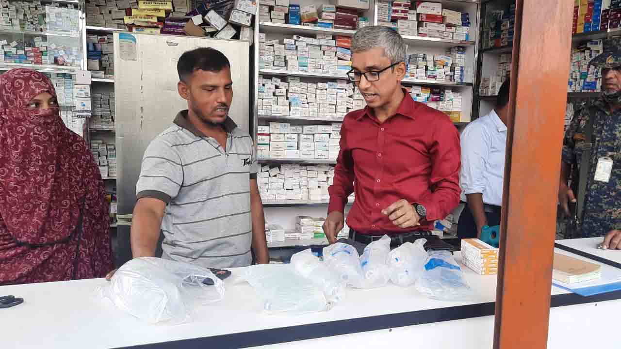 অতিরিক্ত দামে স্যালাইন বিক্রি করায় জরিমানা
