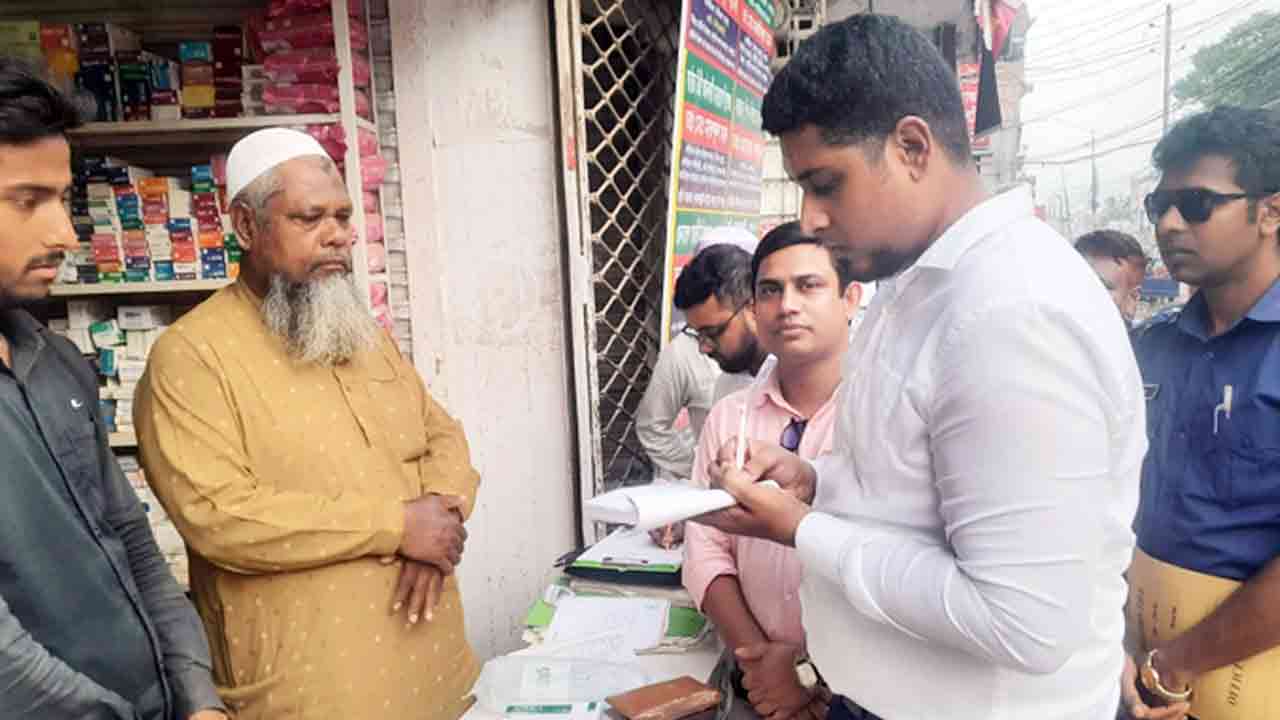 তিন গুণ বেশি দামে স্যালাইন বিক্রি, দুই ফার্মেসিকে জরিমানা