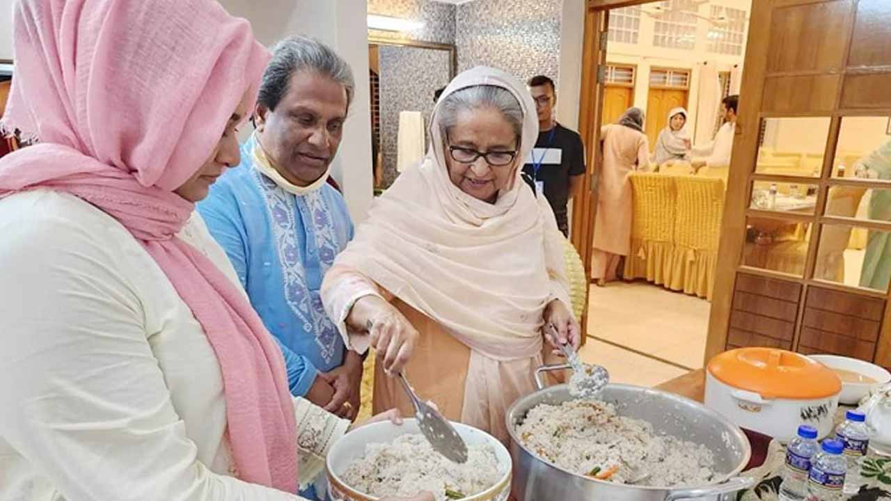 টুঙ্গিপাড়ায় নিজ হাতে ইলিশ-পোলাও রান্না করলেন প্রধানমন্ত্রী। ছবি: সংগৃহীত