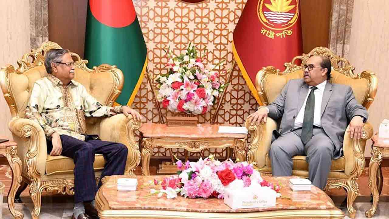 রাষ্ট্রপতির সঙ্গে দেখা করলেন প্রধান বিচারপতি