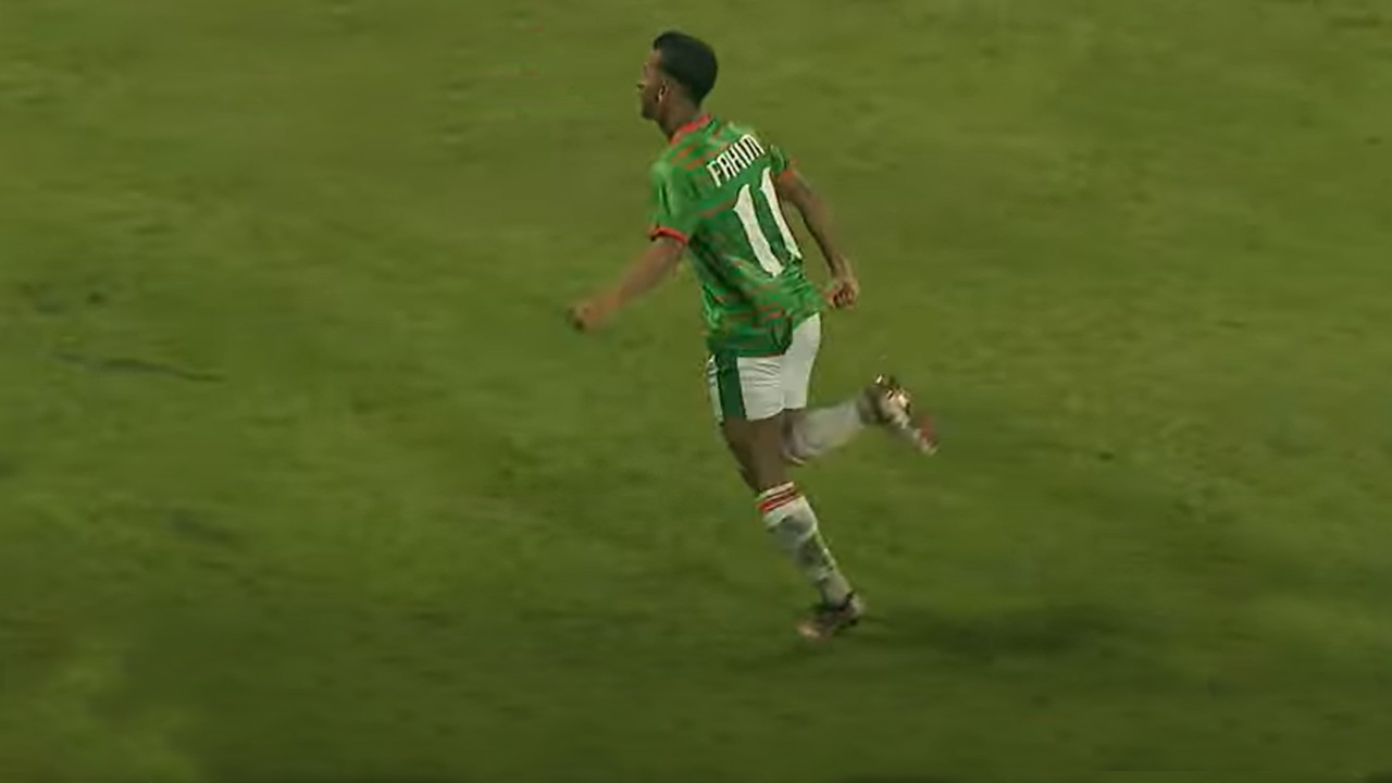 দ্বিতীয়ার্ধের প্রথম মিনিটেই ব্যবধান বাড়াল বাংলাদেশ