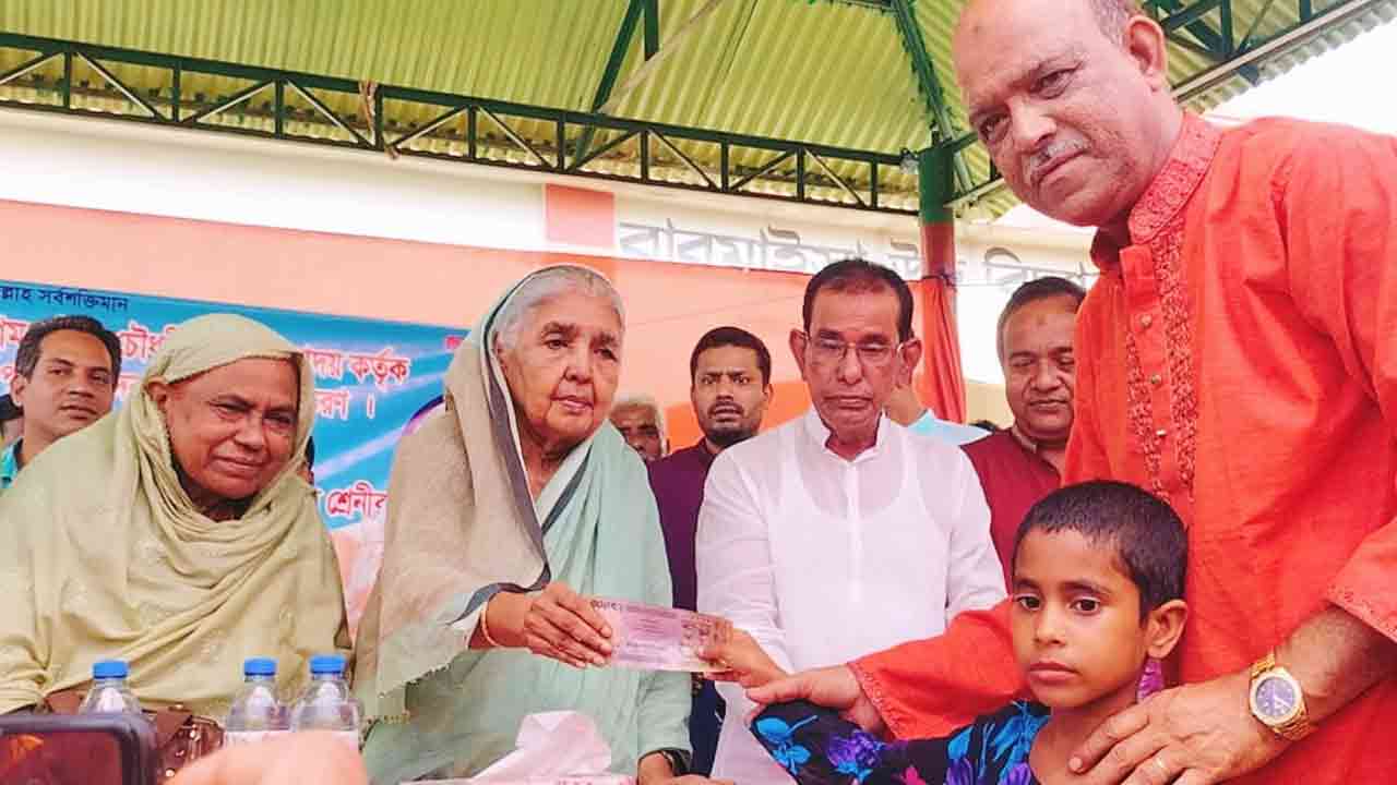 মতিয়া চৌধুরীর দেড় কোটি টাকার প্রণোদনা প্রদান