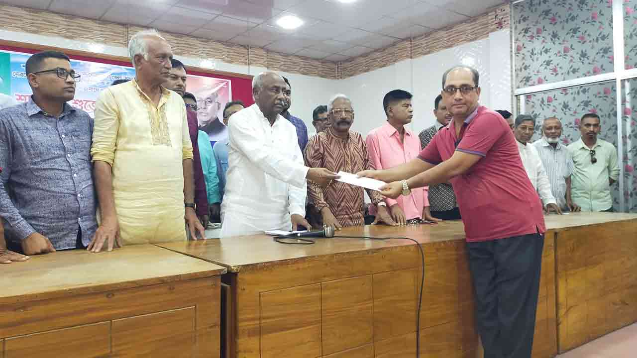 নেত্রকোনায় ১৭৬ মণ্ডপে সমাজকল্যাণ প্রতিমন্ত্রীর আর্থিক অনুদান প্রদান