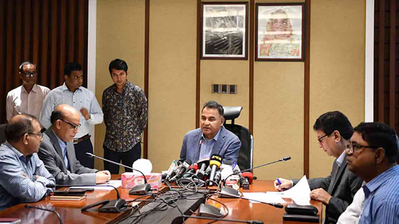 সুদ নয়-ছয় না করলে ব্যাংক খাত খুঁজে পাওয়া যেত না: অর্থমন্ত্রী