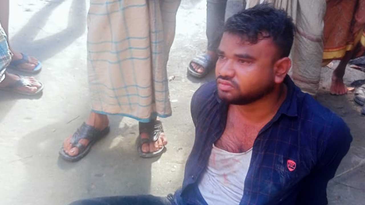 প্রবাসীর স্ত্রীর অশ্লীল ভিডিও ধারণ করে ব্ল্যাকমেইল, শিক্ষককে পুলিশে সোপর্দ