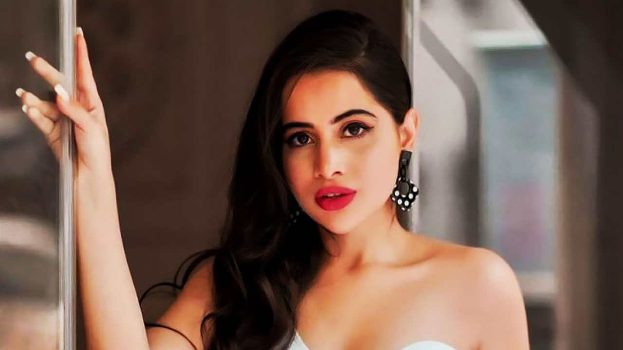 কি-বোর্ড দিয়ে বুক ঢাকলেন উরফি জাভেদ