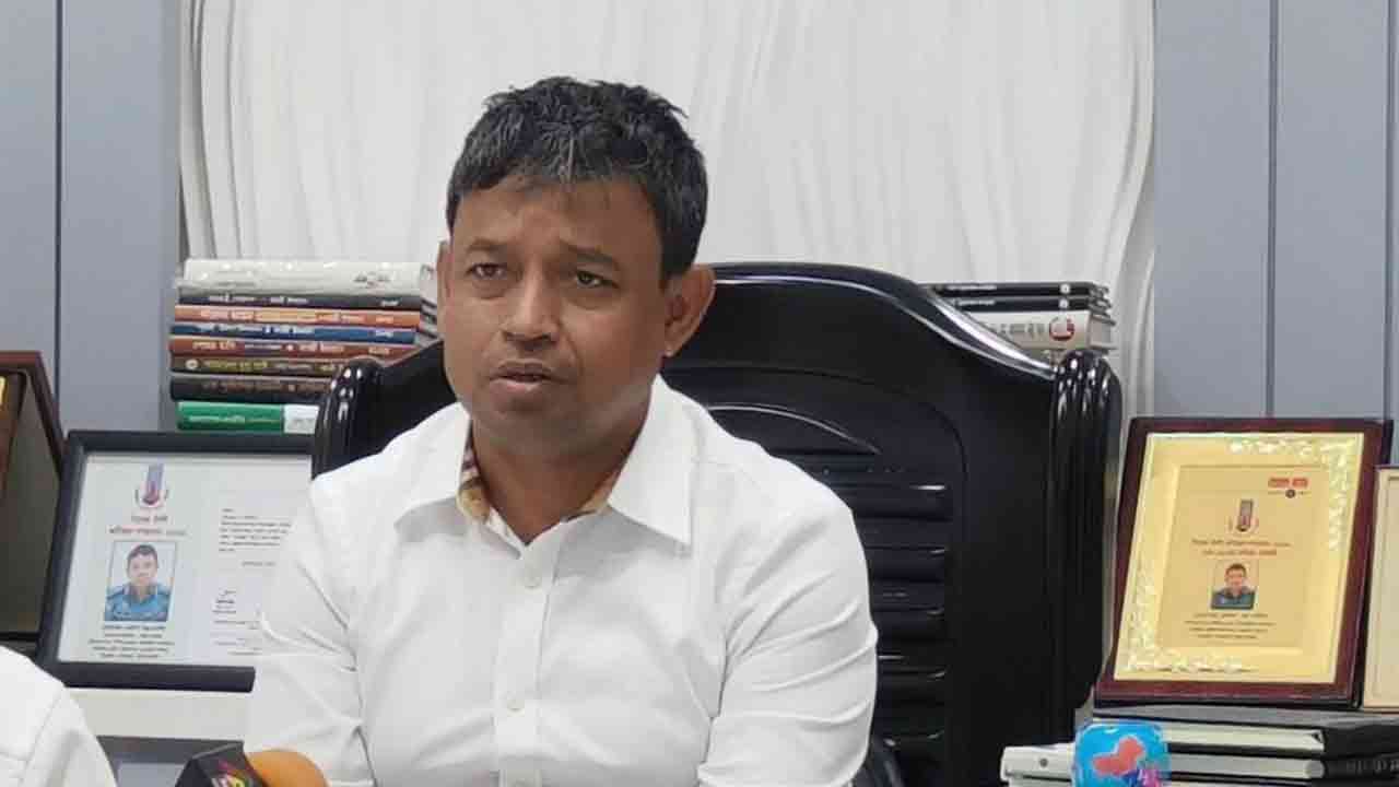 ডিবির পোশাকে বাসে আগুন দেওয়া ব্যক্তিকে আমরা খুঁজছি: ডিবিপ্রধান