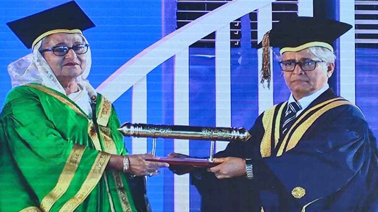 সমাবর্তনে বঙ্গবন্ধুকে ডিগ্রি দিলো ঢাকা বিশ্ববিদ্যালয়