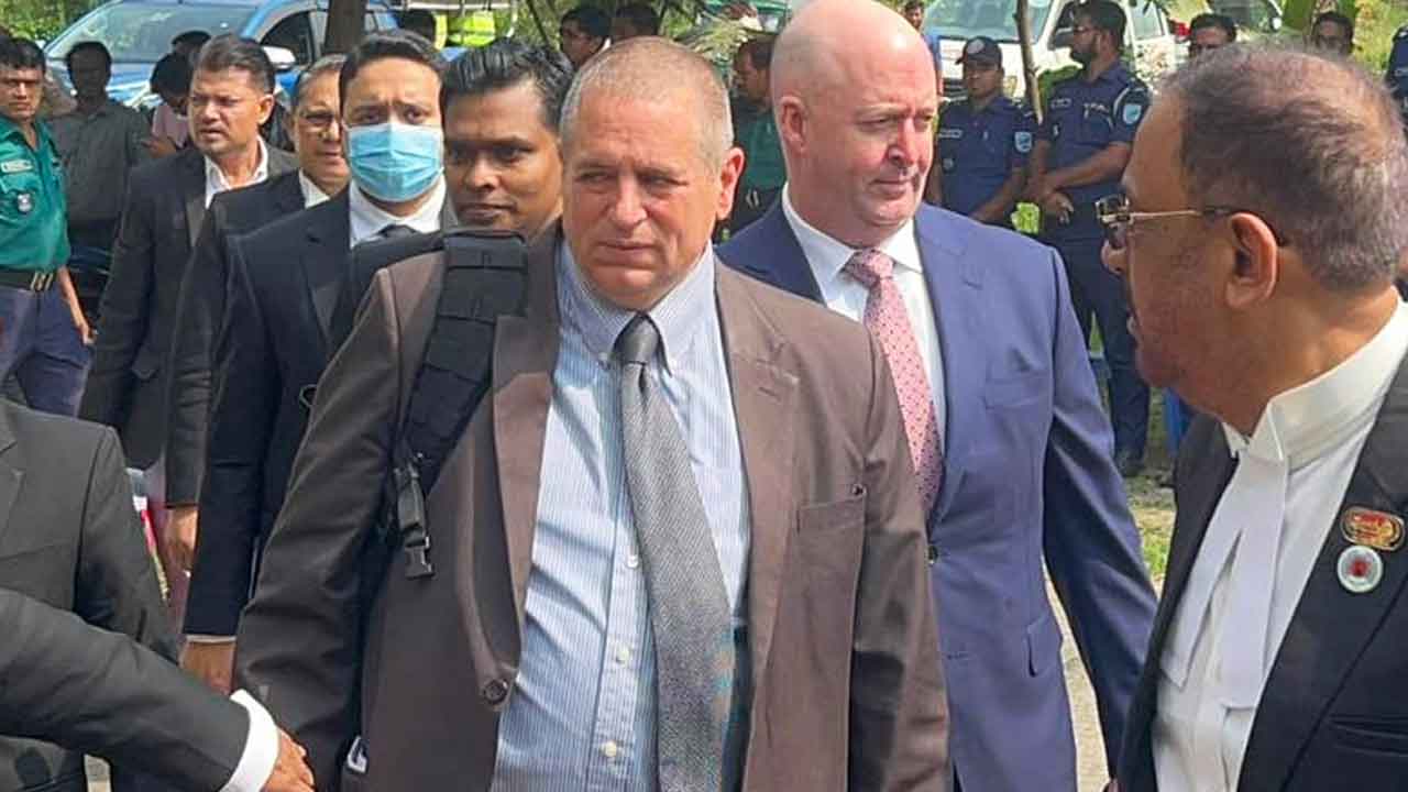 কানাডার রয়েল মাউন্টেড পুলিশের দুই সদস্য কেবিন দুগ্গান ও লয়েড শোয়েপ । ছবি: সংগৃহীত