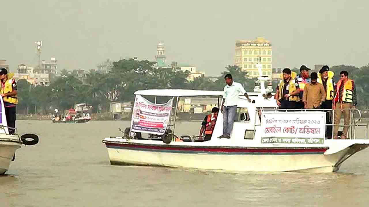 নিষেধাজ্ঞায় ইলিশ শিকার করে জরিমানা গুনলেন ৩০ জেলে