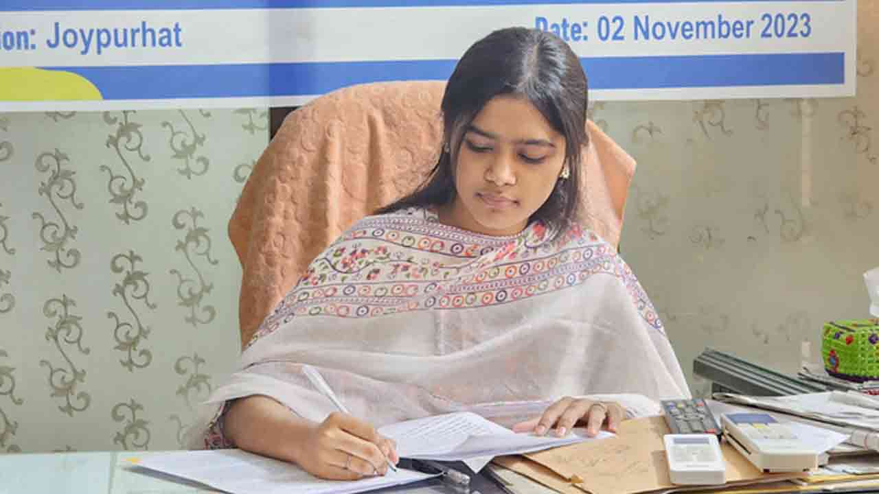 এক ঘণ্টার উপজেলা পরিষদের চেয়ারম্যান দশম শ্রেণির ফারহানা