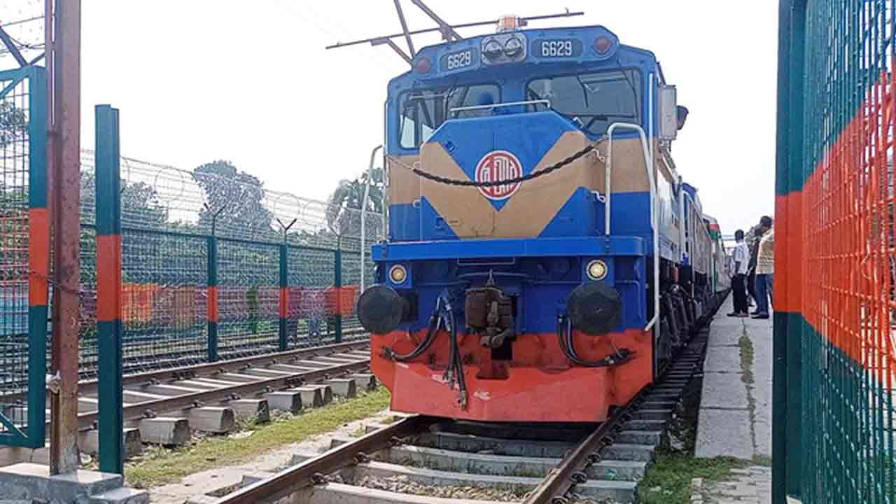 পদ্মা সেতু হয়ে ঢাকার পথে ‘বেনাপোল এক্সপ্রেস’