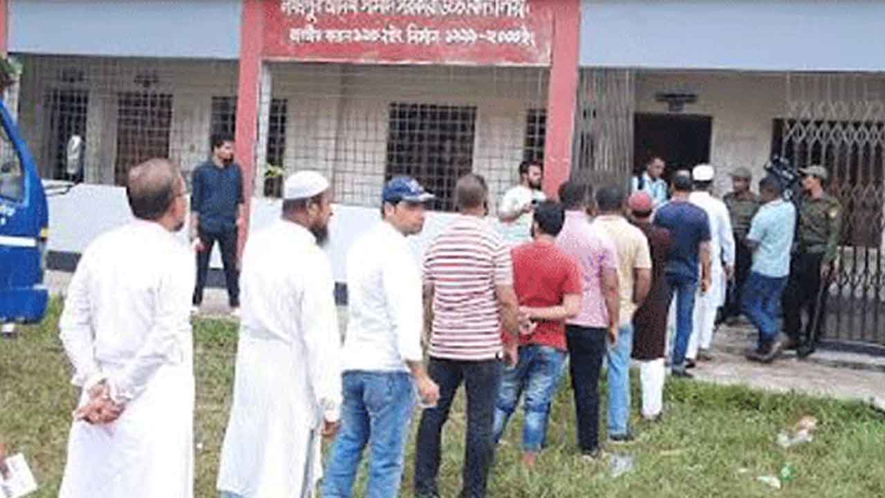 লক্ষ্মীপুর-৩ আসনে উপ-নির্বাচনের ভোটগ্রহণ চলছে