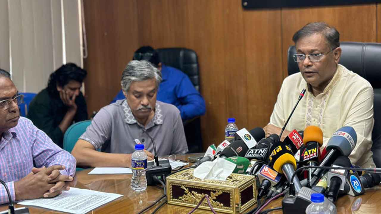 কথা বলছেন তথ্যমন্ত্রী ড. হাছান মাহমুদ।