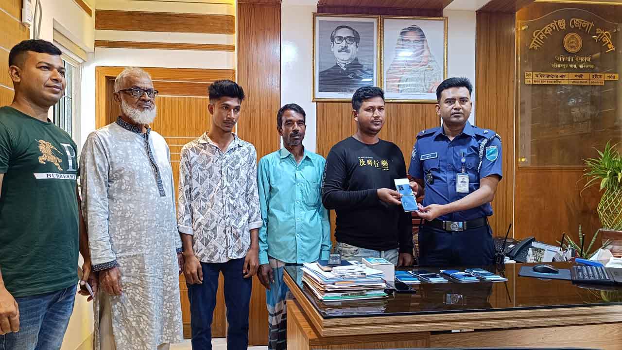 হারানো মোবাইল মালিকদের কাছে ফিরিয়ে দিলো পুলিশ