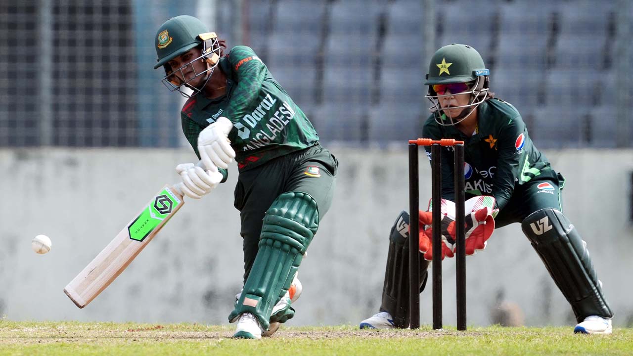 শ্বাসরুদ্ধকর লড়াই শেষে সুপার ওভারে জিতল বাংলাদেশ