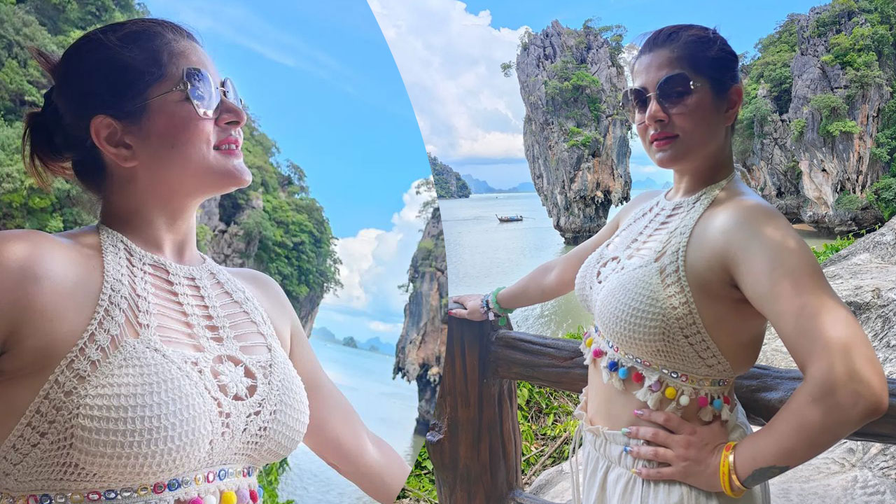 খোলামেলা পোশাকে অনুরাগীদের ঘুম কাড়লেন শ্রাবন্তী