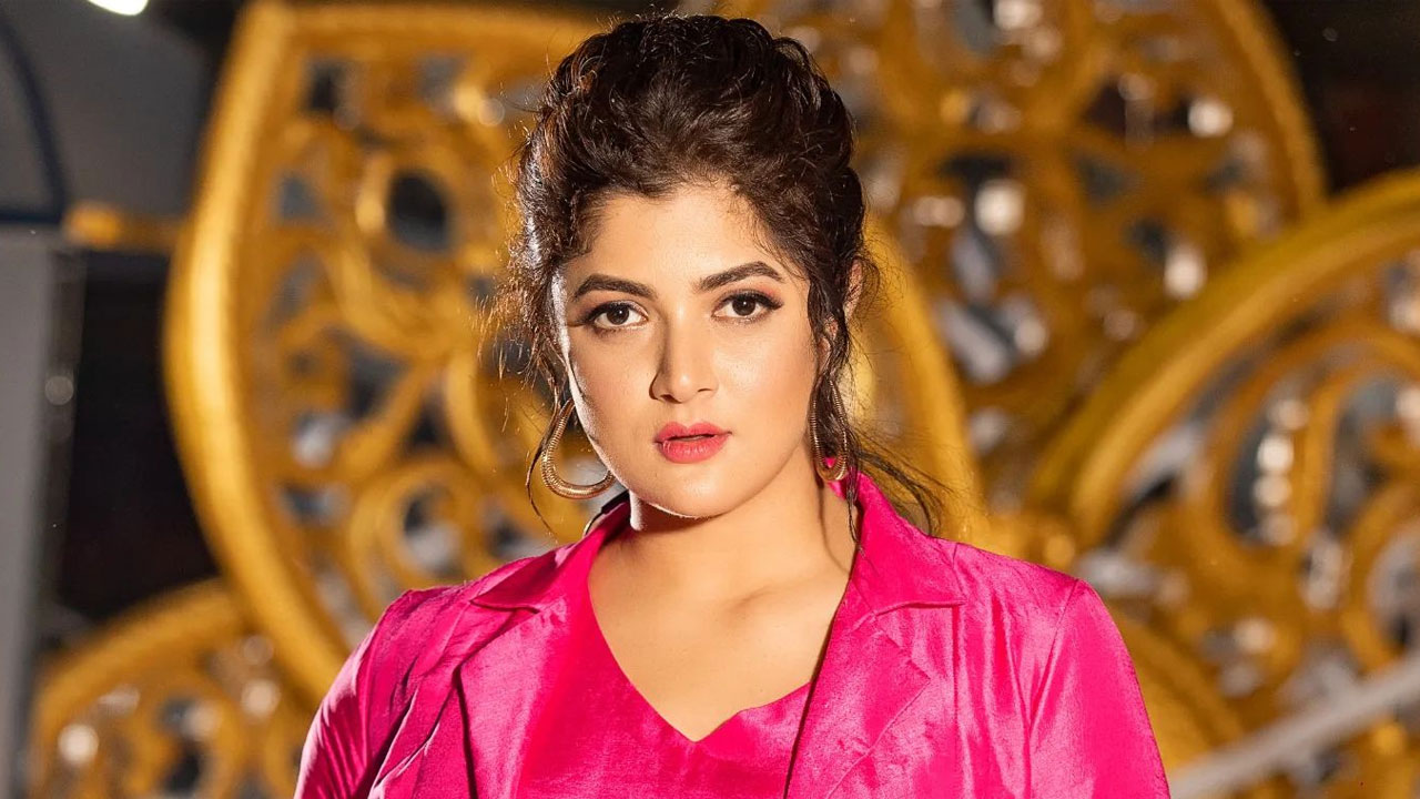 মাঝরাতে নাকে নাক ঘষে কাকে আদর করলেন শ্রাবন্তী