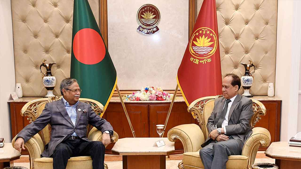 নির্বাচন সুষ্ঠু করতে ইসিকে সাংবিধানিক রীতি-নীতি অনুসরণের আহ্বান রাষ্ট্রপতির