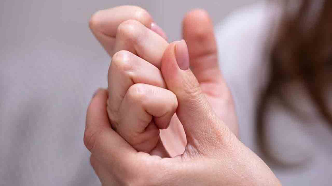 আঙুল ফোটানোর অভ্যাস কি শরীরের ক্ষতি করে?