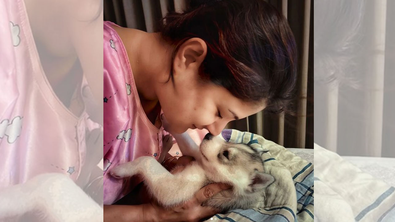 সারমেয়র সঙ্গে শ্রাবন্তী । ছবি: ইনস্টাগ্রাম