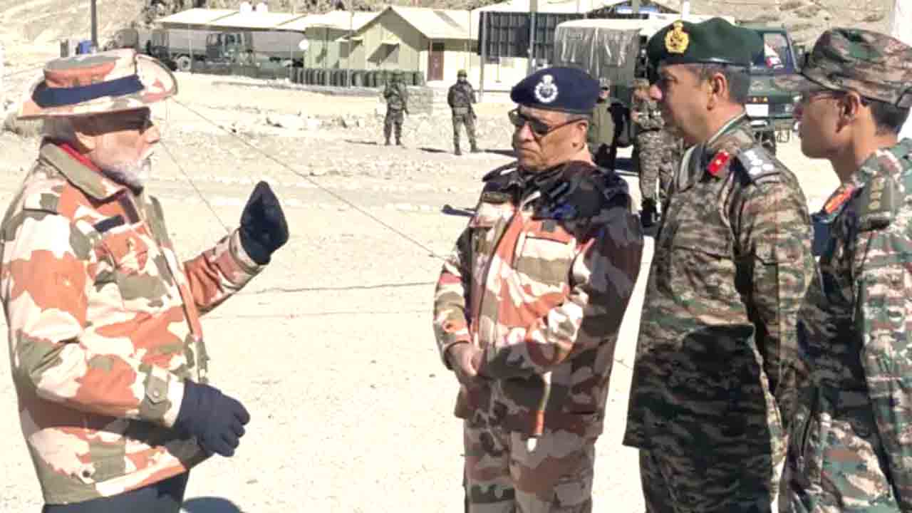 হঠাৎ কেন সেনা পোশাকে মোদি!