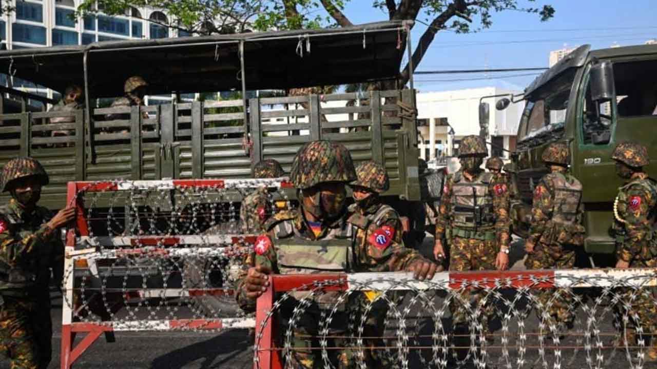 মিয়ানমারে তুমুল সংঘর্ষ, পালাচ্ছেন হাজার হাজার মানুষ