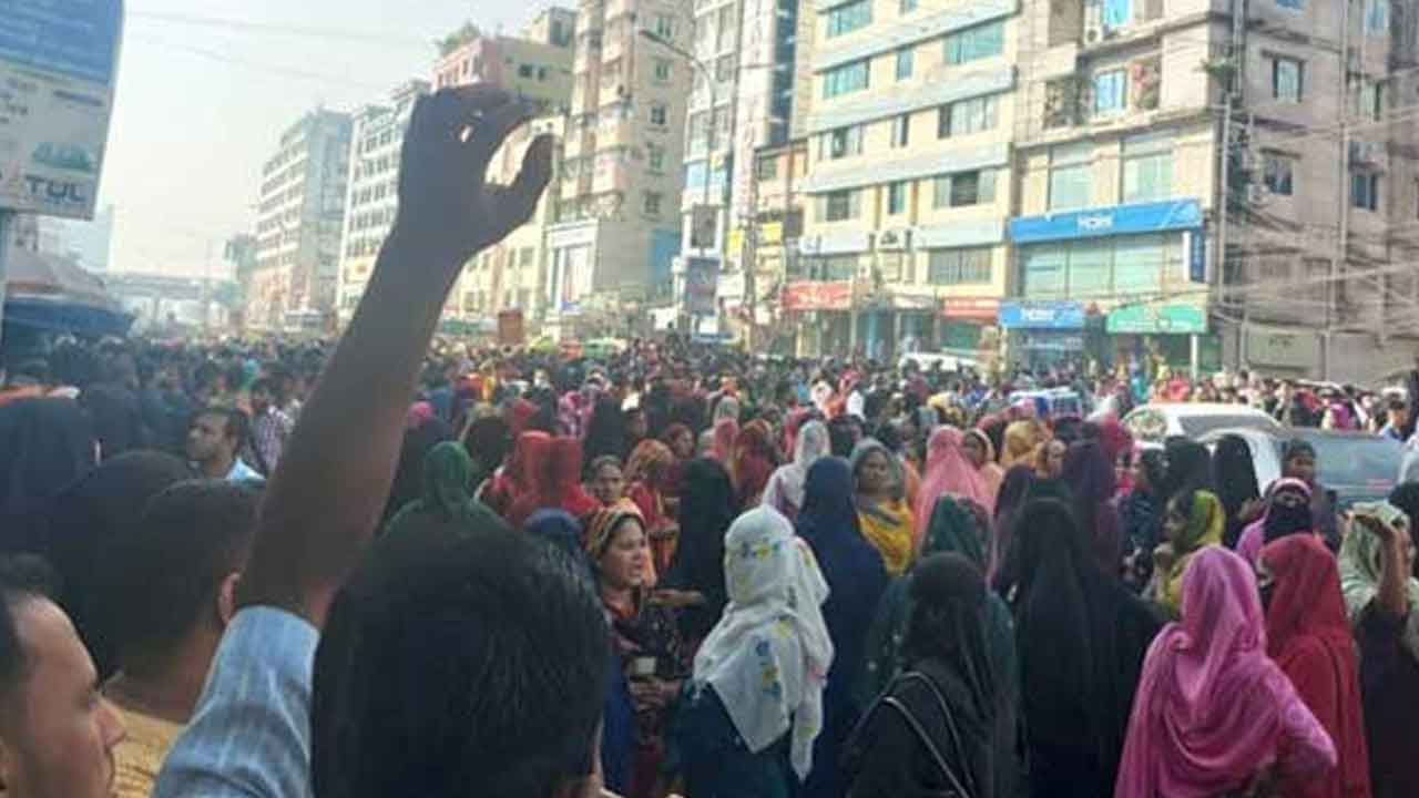 আজও মিরপুরে সড়ক অবরোধ করল পোশাকশ্রমিকরা
