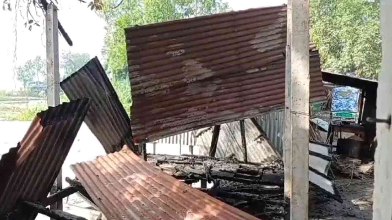 চৌহালীতে আওয়ামী লীগের অফিসে আগুন দিয়েছে দুর্বত্তরা