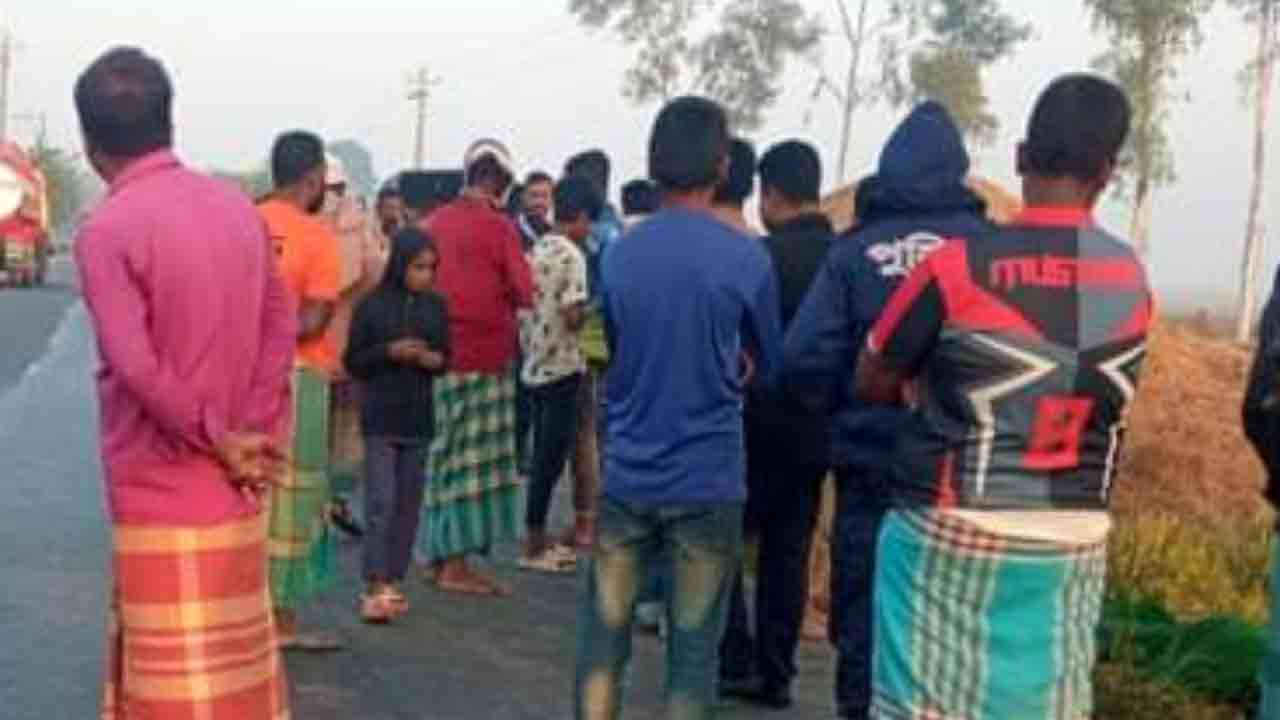 সড়কের পাশে ওড়না দিয়ে ঢেকে রাখা ছিল নারীর লাশ