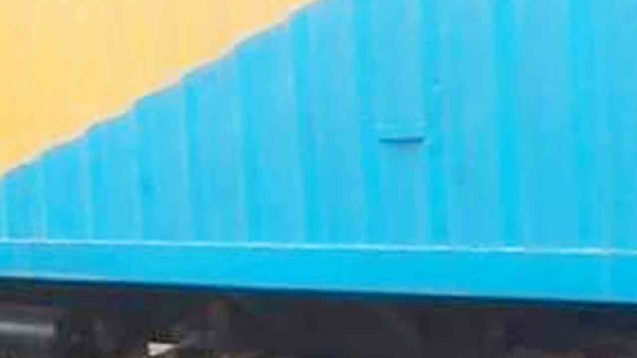 কাভার্ডভ্যান চাপায় প্রাণ গেল ব্যাংক কর্মকর্তার