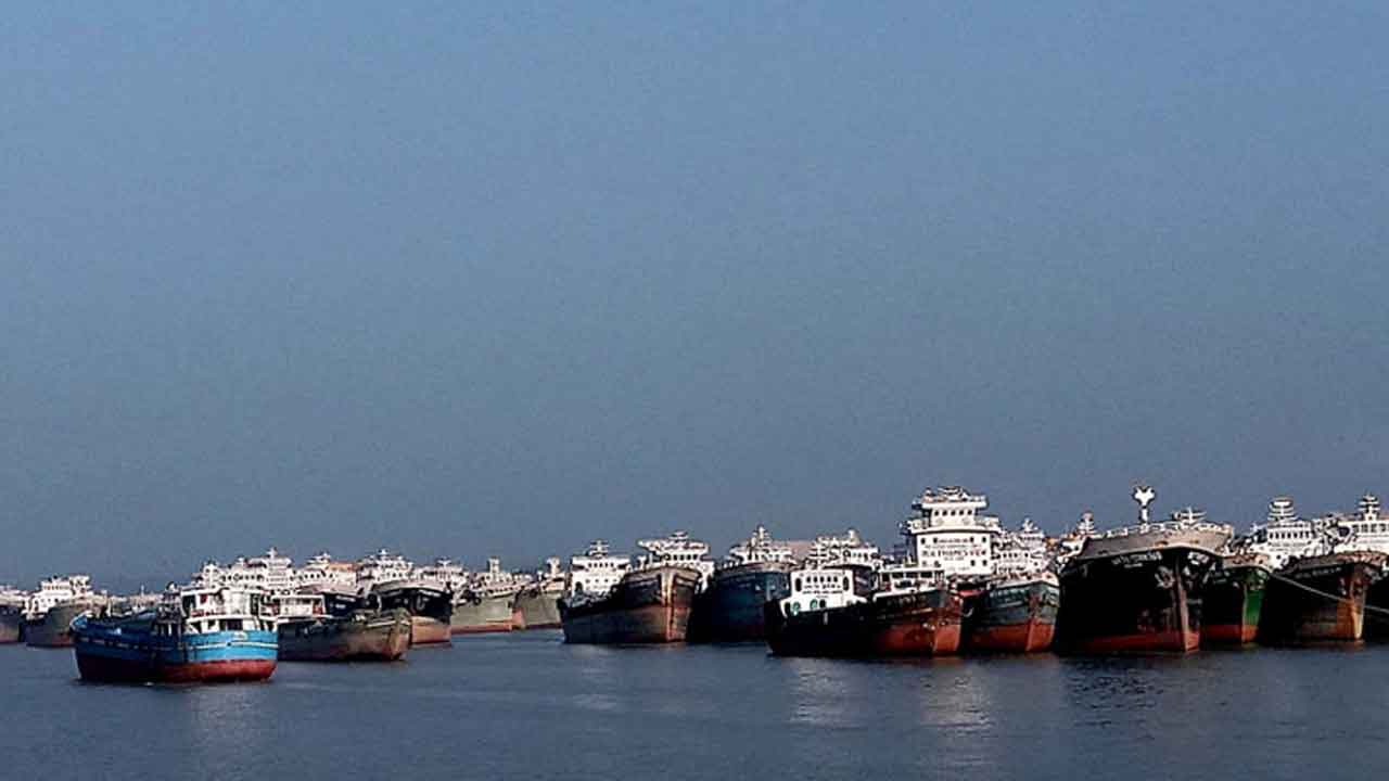 চট্টগ্রাম বন্দরে ৩ নম্বর সংকেত, ২২ জাহাজকে সরে যাওয়ার নির্দেশ