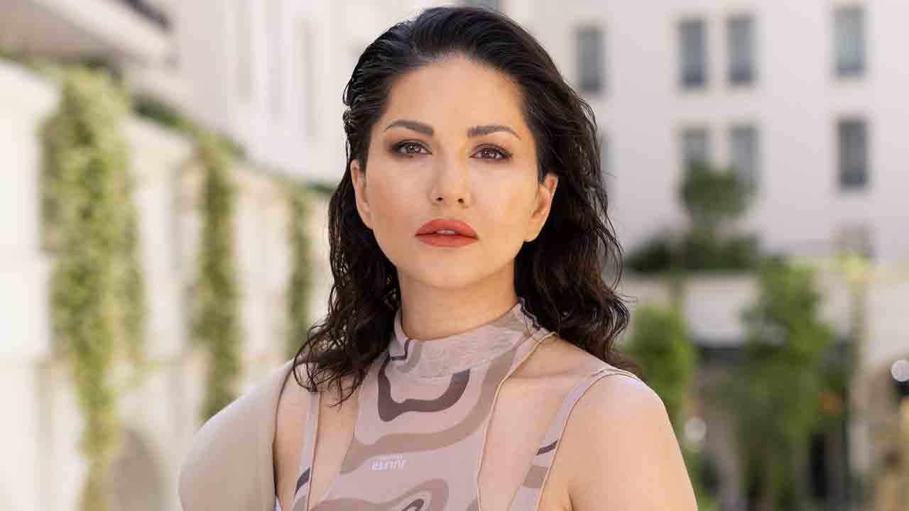 পাপ ধুতে গঙ্গারতি করলেন সানি!