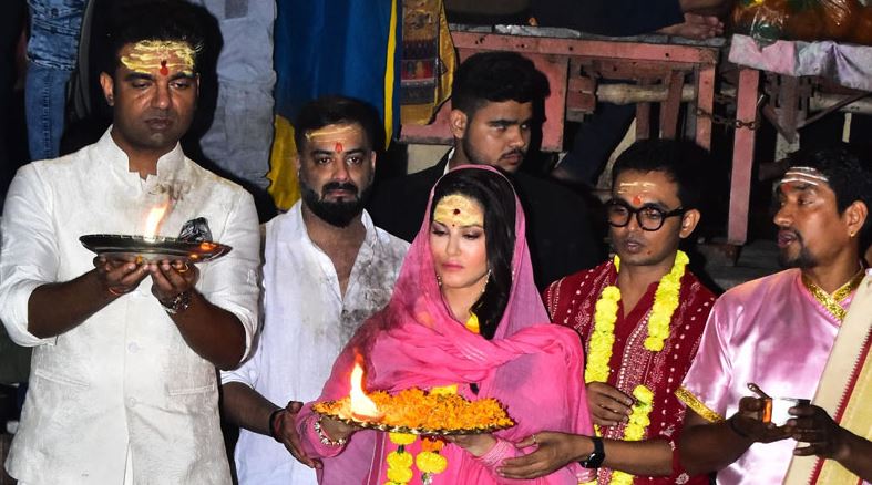 বারণসীতে সানি লিওন । ছবি: সংগৃহীত