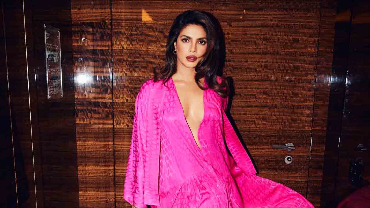 মুম্বাইয়ের দুটি ফ্ল্যাট বিক্রি করলেন প্রিয়াঙ্কা চোপড়া