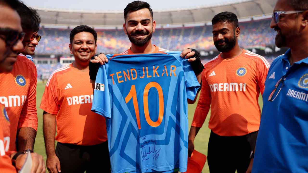 কোহলিকে কোন ম্যাচের জার্সি দিলেন শচীন