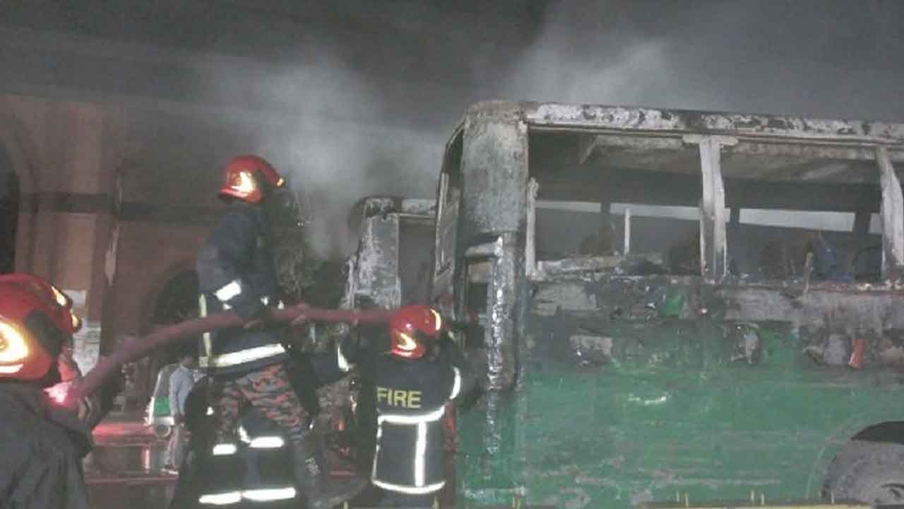 মতিঝিলে বাংলাদেশ ব্যাংকের স্টাফ বাসে আগুন