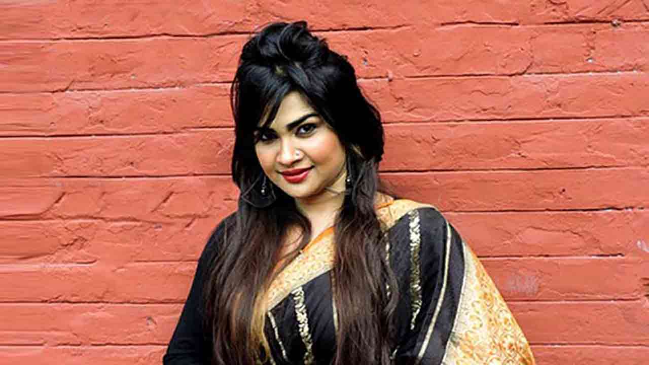 আওয়ামী লীগের মনোনয়ন ফরম নিলেন চিত্রনায়িকা শিমলা