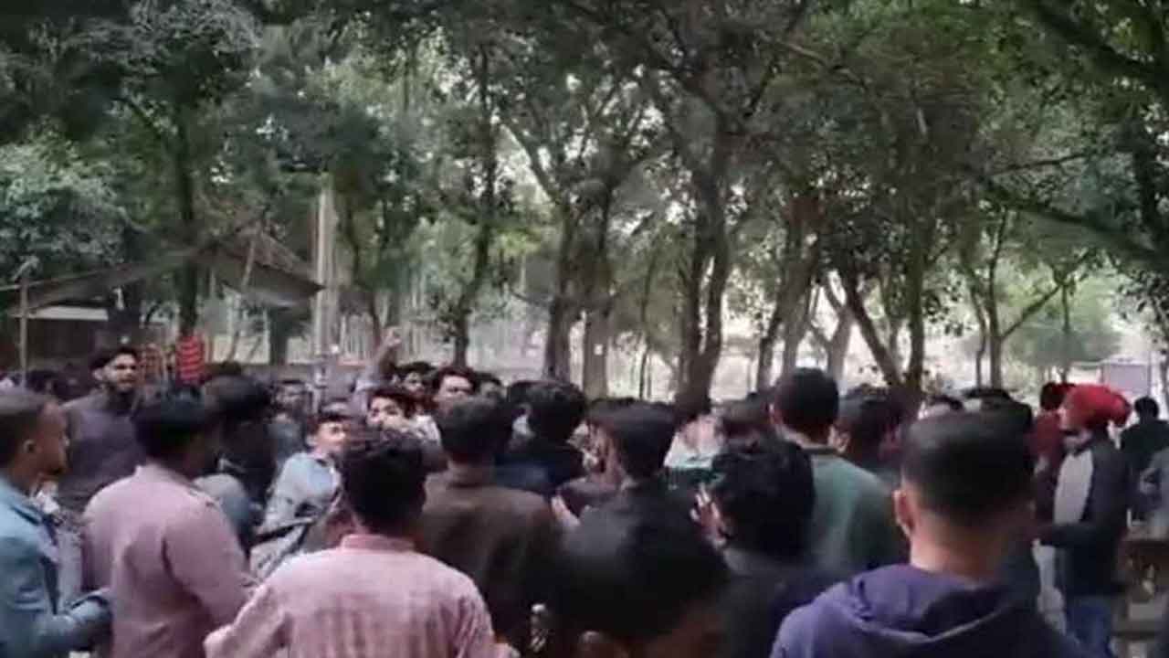 ক্যান্টিনে বসাকে কেন্দ্র করে ছাত্রলীগের দুই গ্রুপের সংঘর্ষ 
