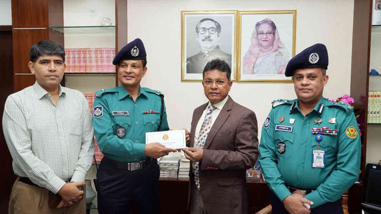 নাশকতাকারীকে আটক করে পুরস্কৃত হলেন টিআই সরিফুল