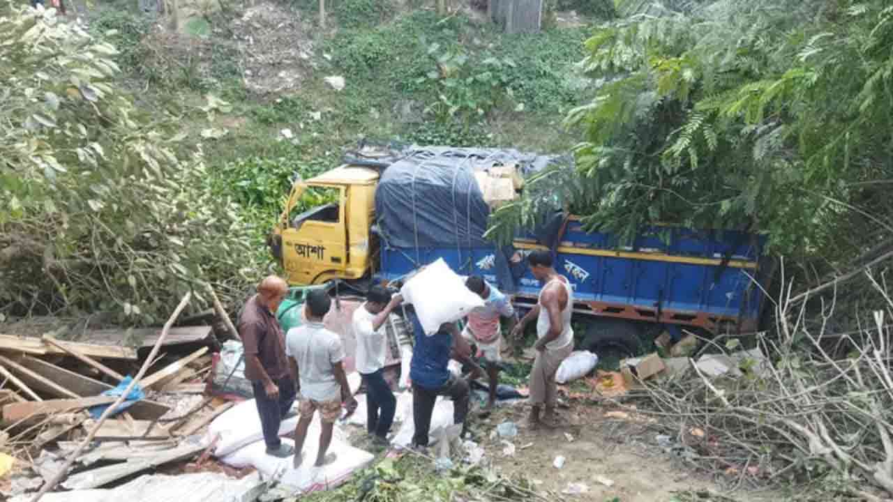 রাজশাহীতে সড়ক দুর্ঘটনায় নিহতদের বাড়িতে চলছে কান্নার বিলাপ